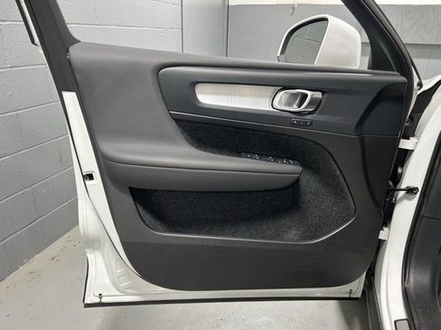 Certified 2025 Volvo XC40 B5 Core image 8