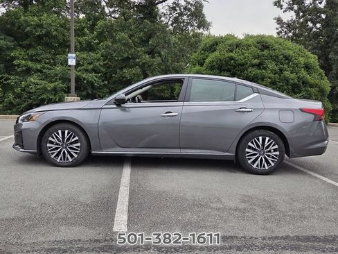Used 2025 Nissan Altima 2.5 SV FWD image 2