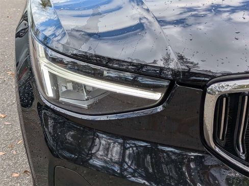 Used 2023 Volvo XC40 B5 Plus image 10
