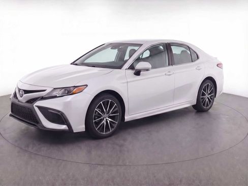 Used 2024 Toyota Camry SE image 1