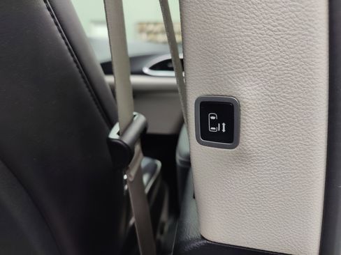 Used 2024 Chrysler Pacifica Limited image 23