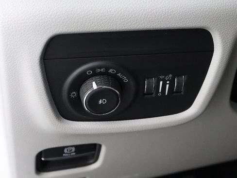 Used 2023 Jeep Grand Cherokee Overland RWD image 23