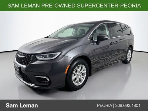 Used 2023 Chrysler Pacifica Touring-L FWD image 3
