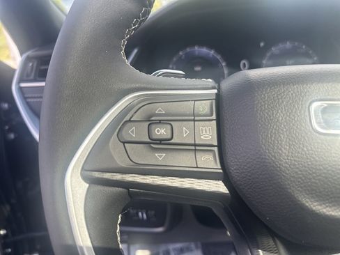 Used 2025 Jeep Grand Cherokee Altitude AWD/4WD image 20