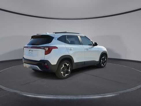 Used 2024 Kia Seltos EX FWD image 8