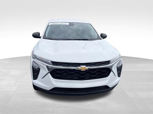 Used 2025 Chevrolet Trax LS FWD image 8