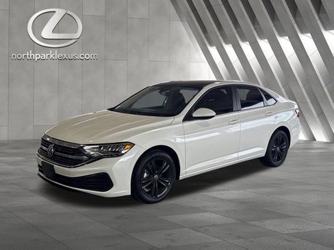 Used 2024 Volkswagen Jetta SE w/ Panoramic Sunroof Package FWD image 3