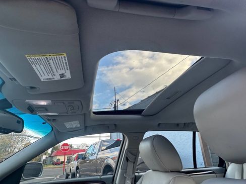 Used 2010 Cadillac DTS Luxury image 11