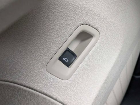 Used 2024 Volkswagen Atlas SE w/ Panoramic Sunroof Package FWD image 34