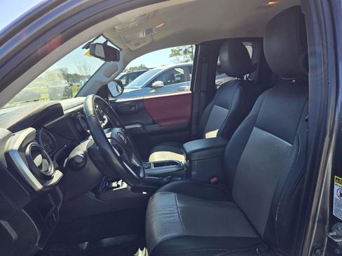 Used 2016 Toyota Tacoma SR5 w/ SR5 Appearance Package (SN) image 9