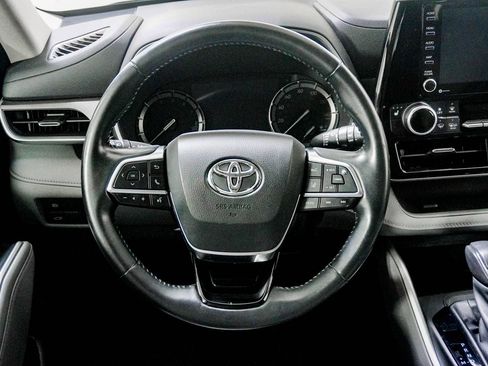 Used 2021 Toyota Highlander XLE AWD/4WD image 23