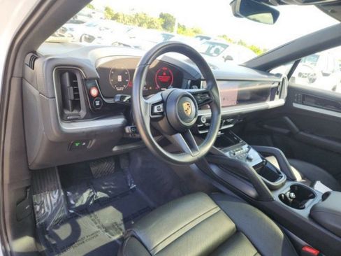 Used 2024 Porsche Cayenne Coupe image 2