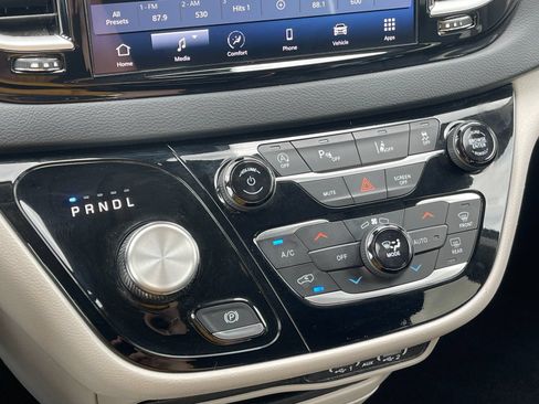 Used 2023 Chrysler Pacifica Touring-L FWD image 23