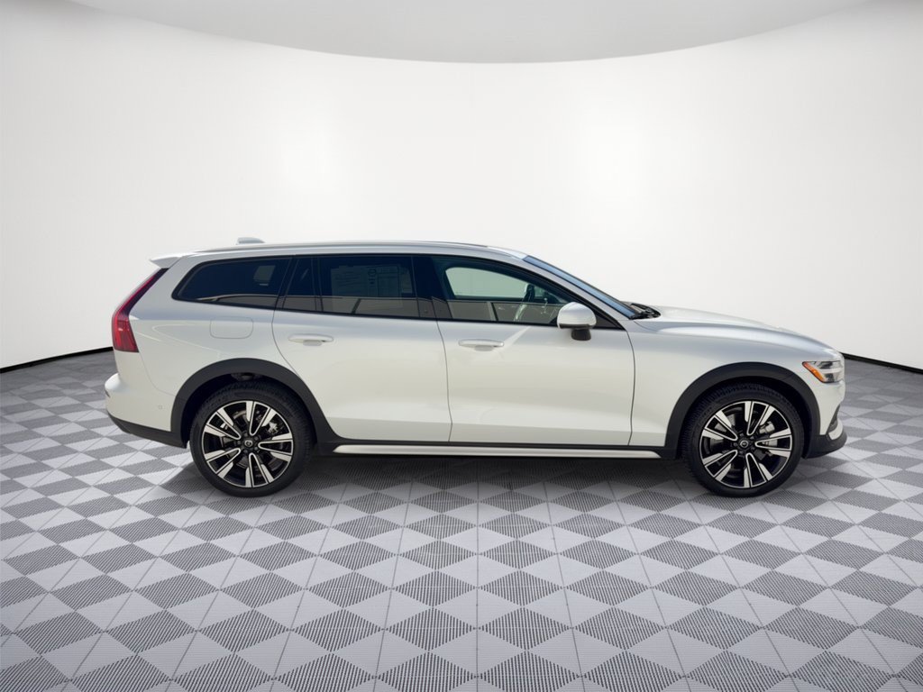 Certified 2025 Volvo V60 B5 Cross Country Ultra AWD/4WD image 8
