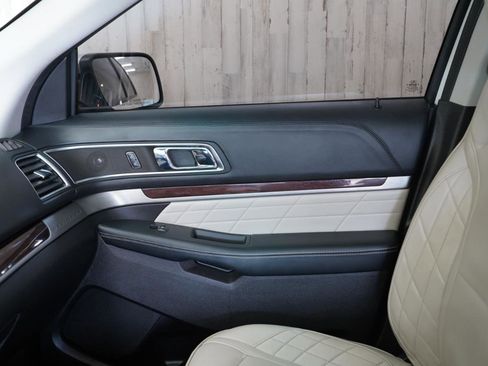 Used 2016 Ford Explorer Platinum image 31