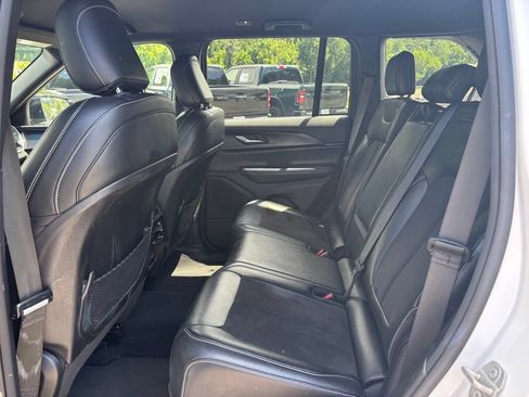Used 2023 Jeep Grand Cherokee Altitude AWD/4WD image 10