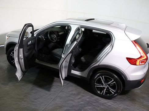 Used 2025 Volvo XC40 B5 Core AWD/4WD image 5