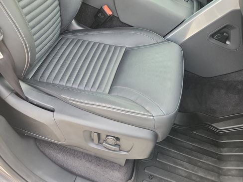 Used 2025 Land Rover Discovery Dynamic SE image 11