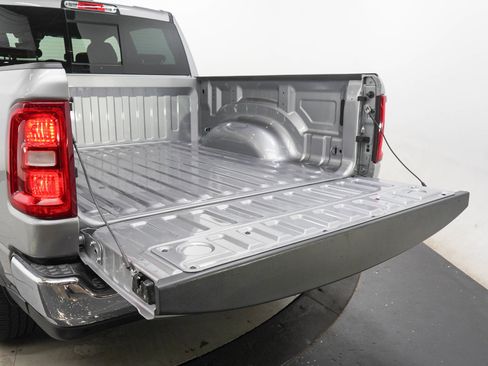 Used 2025 RAM 1500 Big Horn AWD/4WD image 9