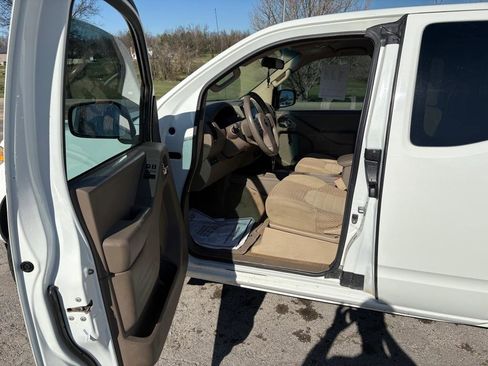 Used 2017 Nissan Frontier SV image 9