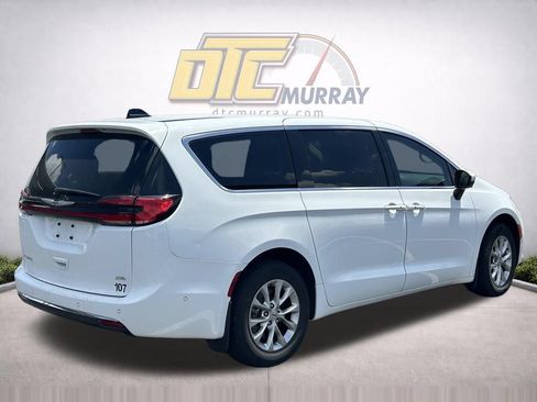 Used 2023 Chrysler Pacifica Touring-L AWD/4WD image 2
