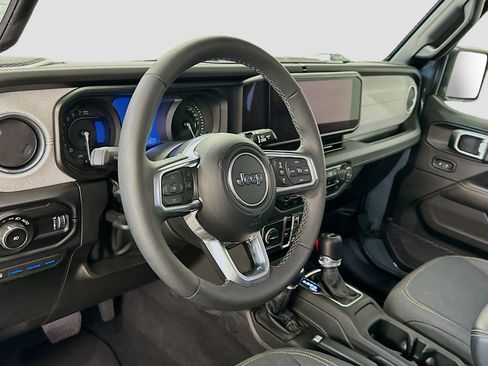 Used 2025 Jeep Wrangler Sahara image 18