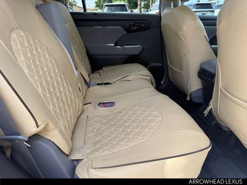 Used 2024 Toyota Highlander LE FWD image 28