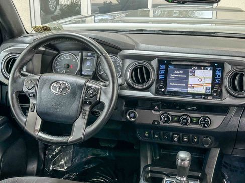 Used 2018 Toyota Tacoma TRD Sport w/ Technology Package RWD image 12