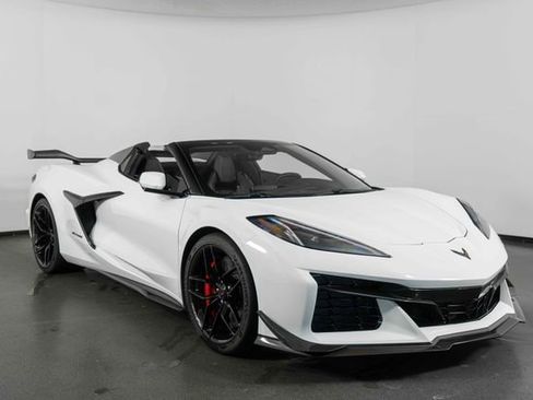 Used 2025 Chevrolet Corvette Z06 w/ Z07 Performance Package image 2