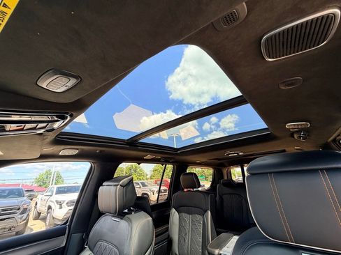 Used 2022 Jeep Grand Wagoneer Series III w/ Rear Seat Video Group 1 AWD/4WD image 25