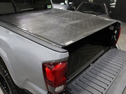 Used 2020 Toyota Tacoma SR5 w/ Technology Package AWD/4WD image 12