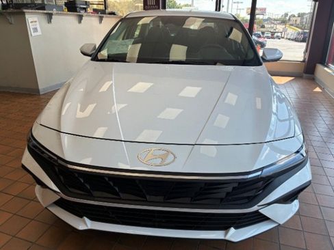 Used 2026 Hyundai Elantra SE FWD image 3