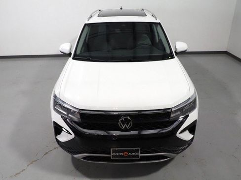 Used 2024 Volkswagen Taos SE w/ Panoramic Sunroof Package FWD image 11