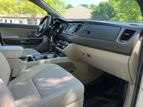 Used 2016 Kia Sedona L FWD image 19