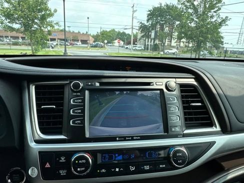 Used 2019 Toyota Highlander XLE AWD/4WD image 39