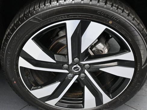 Used 2024 Volvo XC40 B5 Ultimate w/ Protection Package Premier image 41