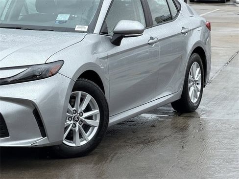 Used 2025 Toyota Camry LE image 3