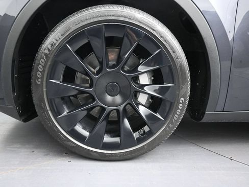 Used 2024 Tesla Model Y Long Range AWD/4WD image 9