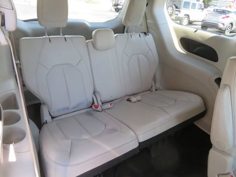 Used 2021 Chrysler Pacifica Touring-L w/ Uconnect Theater Family Group FWD image 15