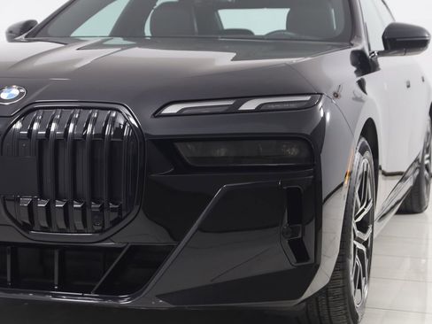 Used 2023 BMW 740i w/ Parking Assistance Package image 78