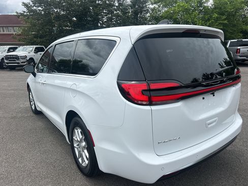 New 2027 Chrysler Pacifica Select FWD image 7