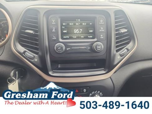 Used 2017 Jeep Cherokee Sport FWD image 22