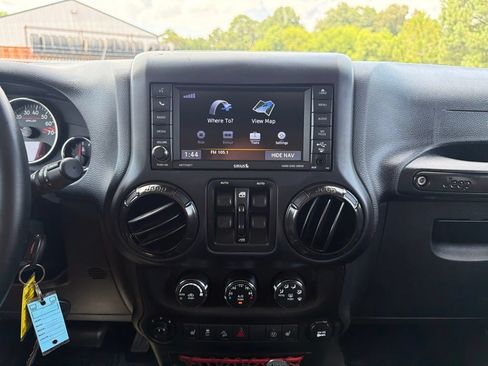 Used 2017 Jeep Wrangler Unlimited Rubicon AWD/4WD image 30