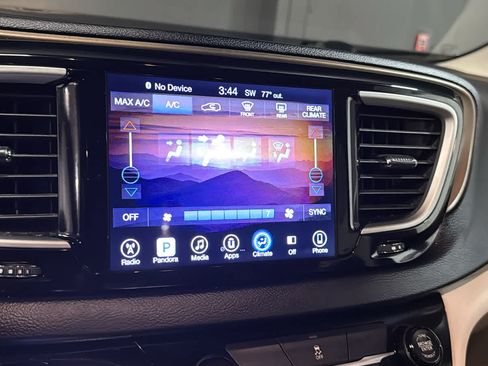 Used 2017 Chrysler Pacifica Touring FWD image 15