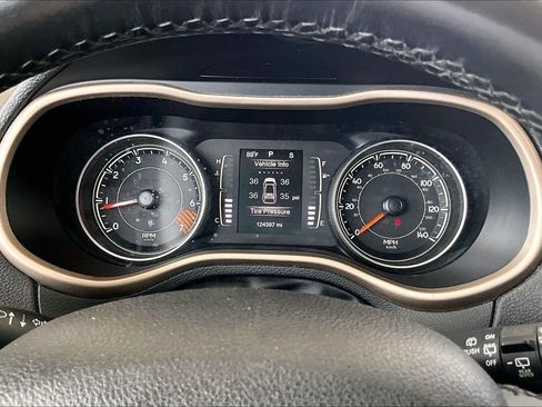Used 2015 Jeep Cherokee Latitude FWD image 12