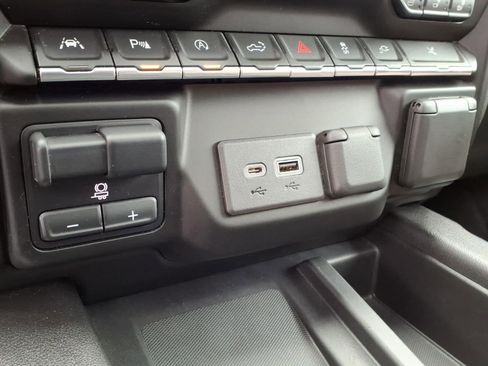 Used 2021 Chevrolet Silverado 1500 High Country w/ Technology Package image 24