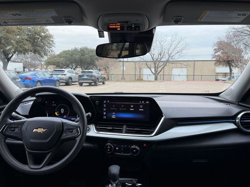 Used 2025 Chevrolet Trax LT image 33