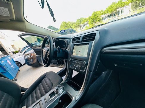 Used 2017 Ford Fusion SE FWD image 21