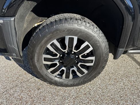 Used 2024 GMC Sierra 2500 Denali Ultimate image 9