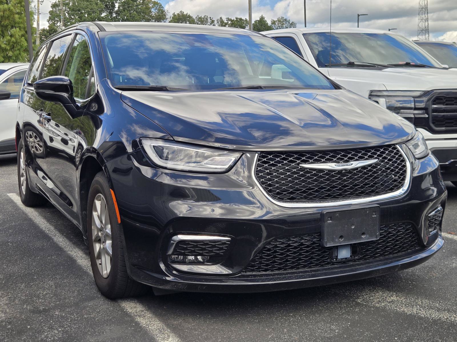 Used 2024 Chrysler Pacifica Touring-L FWD image 4